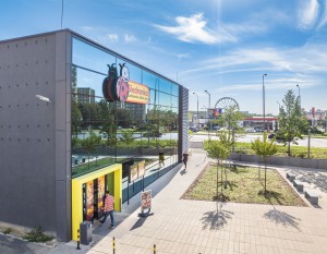 [Poznań] Przy ulicy Piątkowskiej powstała nietypowa, „szklana” Biedronka