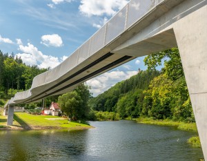 [Dolnośląskie] Strabag wybudował niezwykłą kładkę